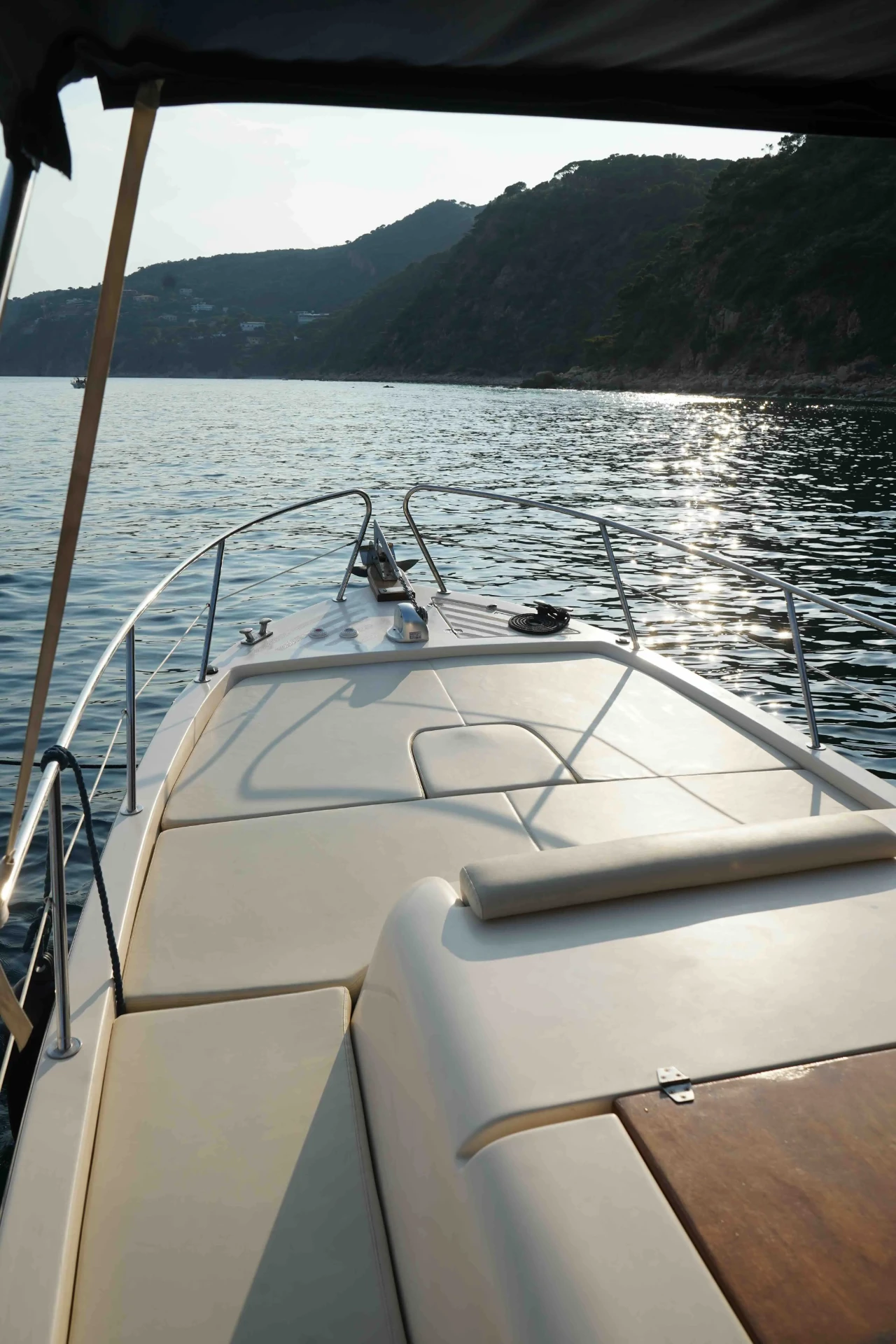 Teak deck and bow of the Libeccio 7.5 motor boat anchored on the Costa Brava