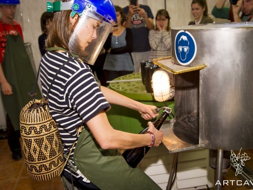 Visitor at ArtCava sealing her own bottle of cava as part of the experience