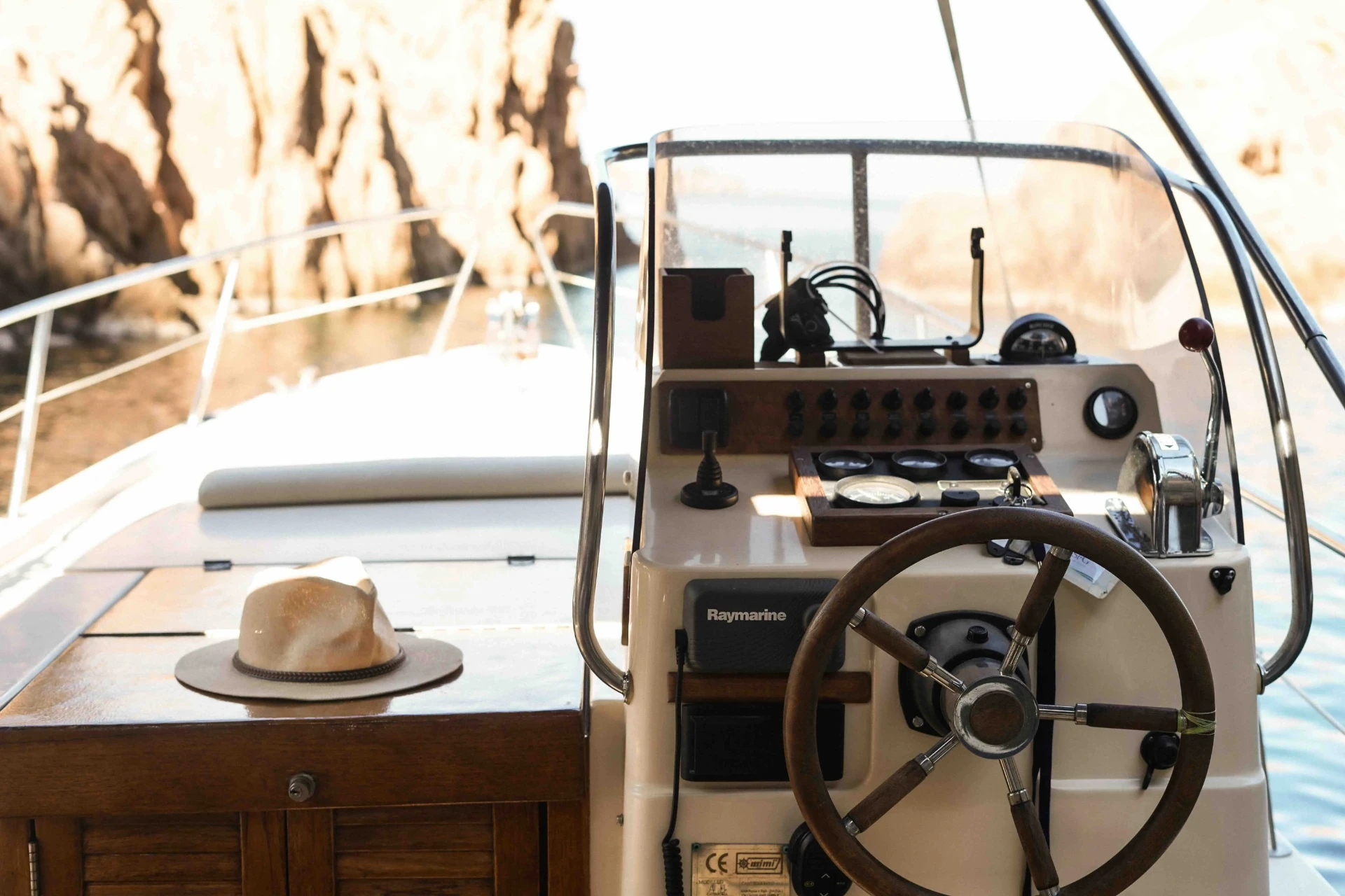 Wooden wheel and cockpit of the Libeccio 7.5 private charter boat